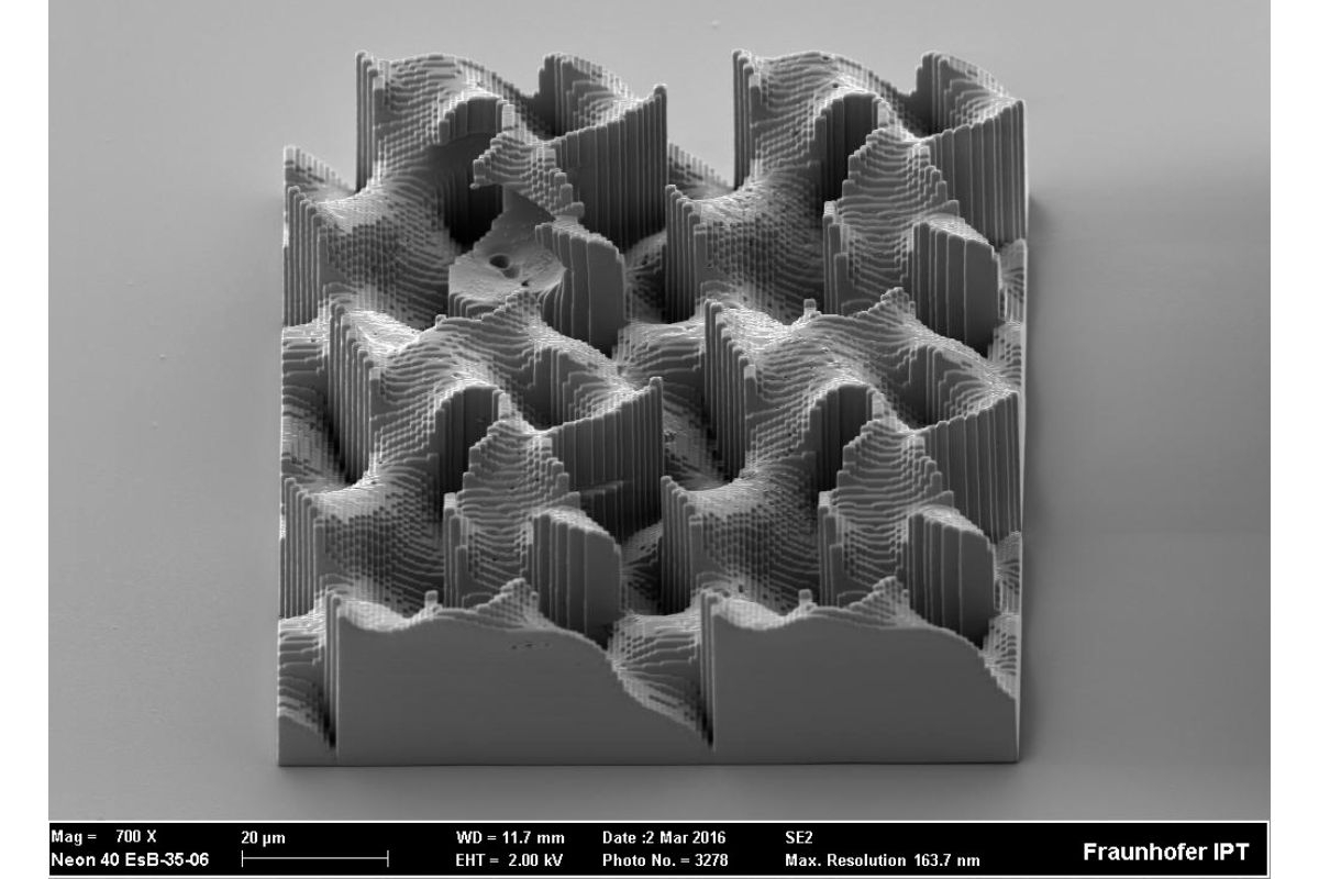 Optisch funktionale Strukturen hergestellt (mittels Zwei-Photonen-Polymerisation)